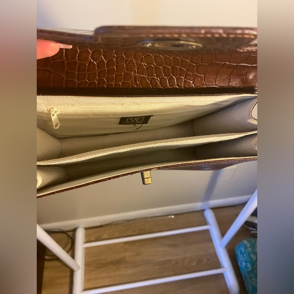 Vintage Victoria Welch Beverly Hills brown crocodile faux leather purse-AS IS - Picture 3 of 7